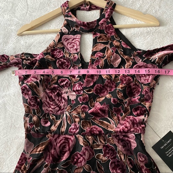 NWT Lulu’s Velvet Cold Shoulder Dress - Picture 5 of 10